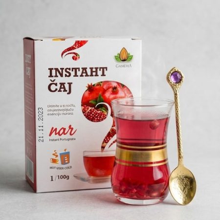 Instant čaj sa dekorativnom čašom i tabačićem